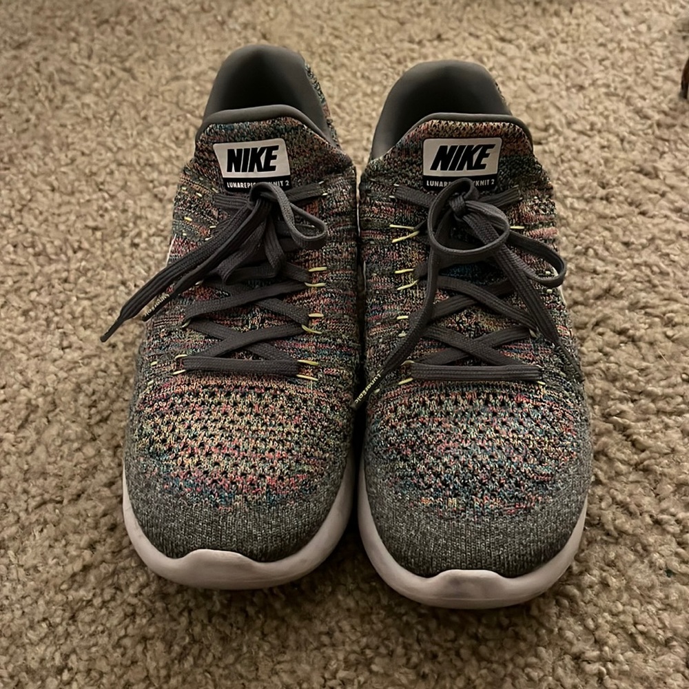 Nike tennis shoes size 9 !